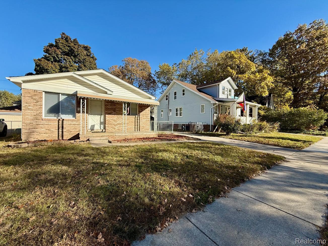 138 W Robert Avenue