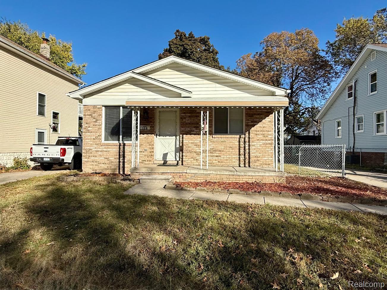 138 W Robert Avenue