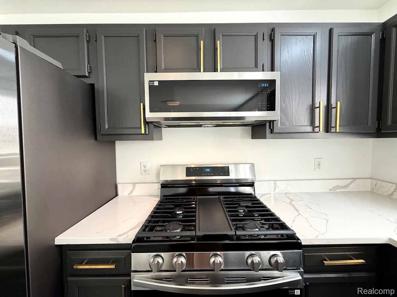 138 W Robert Avenue