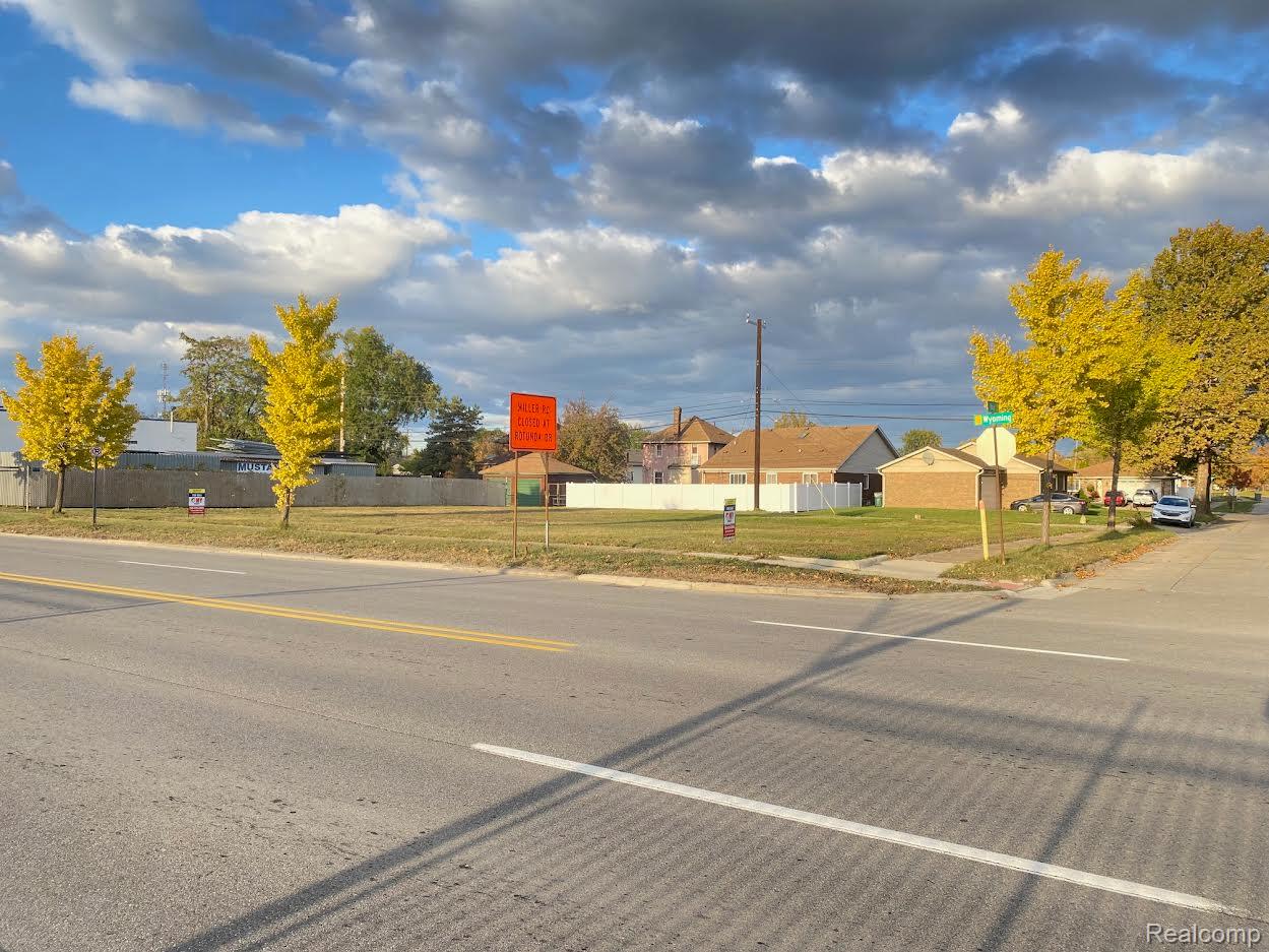 2460 Liverpool Street Wyoming Avenue