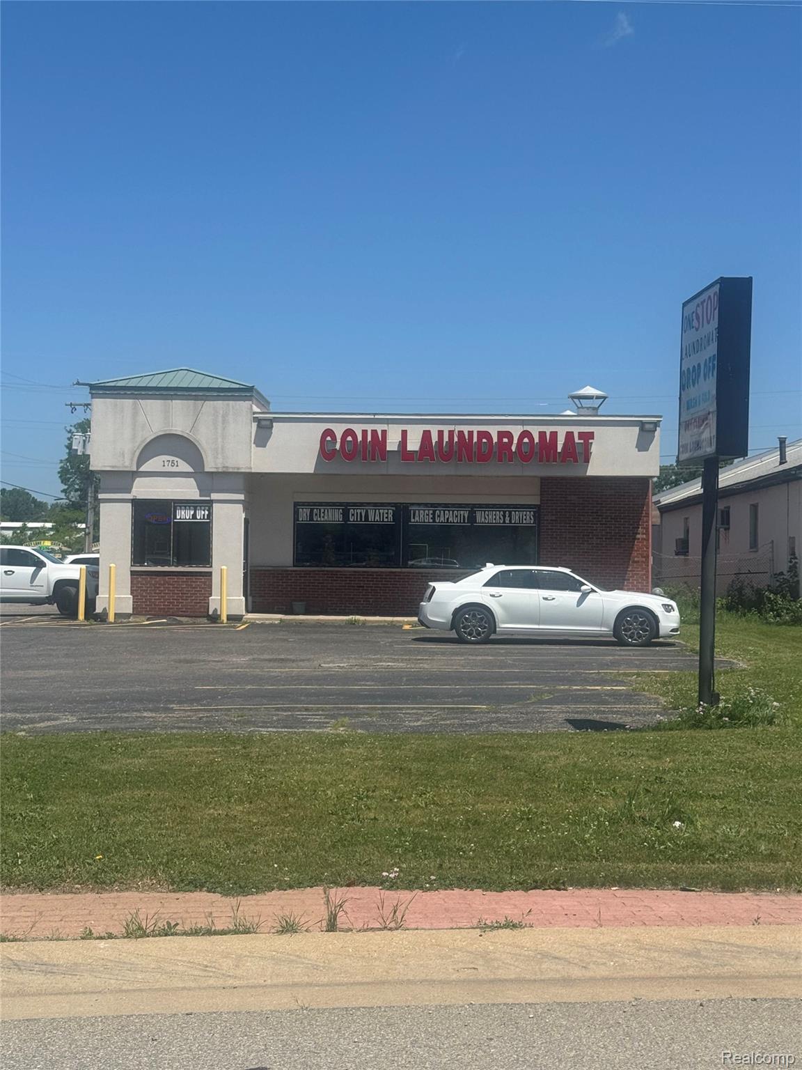 1751 E West Maple Rd Road