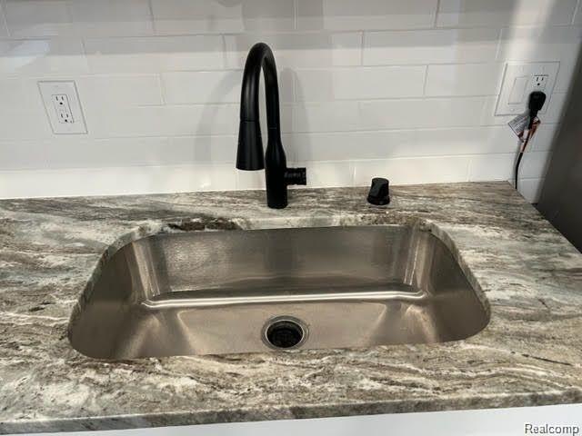 2460 Liverpool Street Five Mile Road