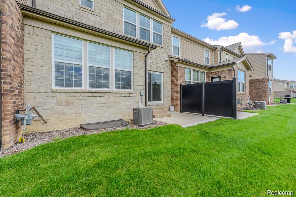 1674 Addison Circle