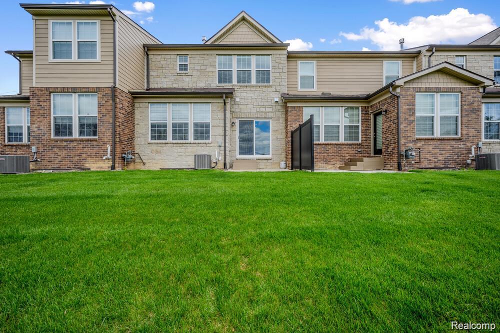 1674 Addison Circle