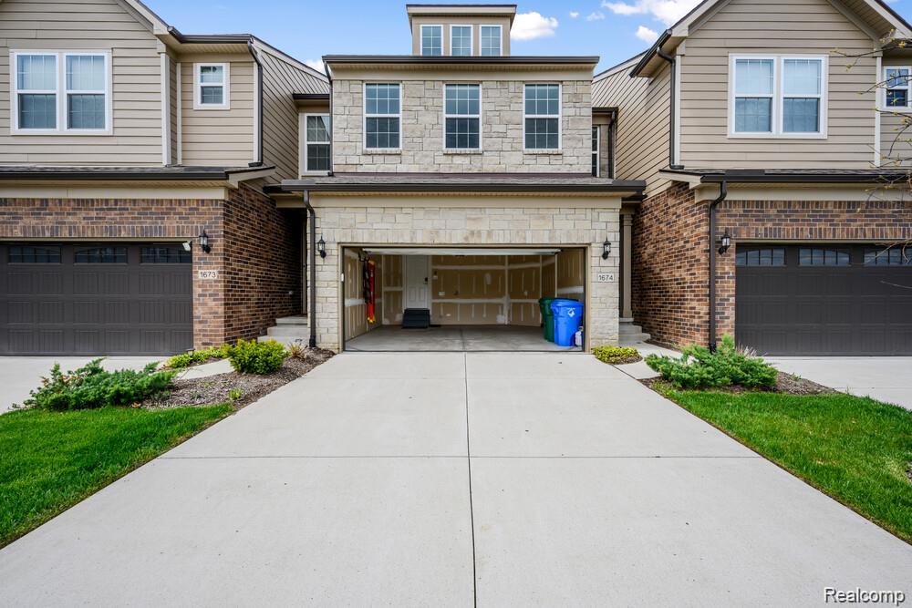 1674 Addison Circle