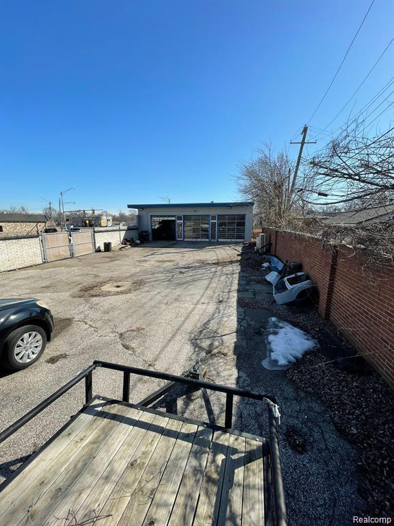 37 W W 10 Mile Road