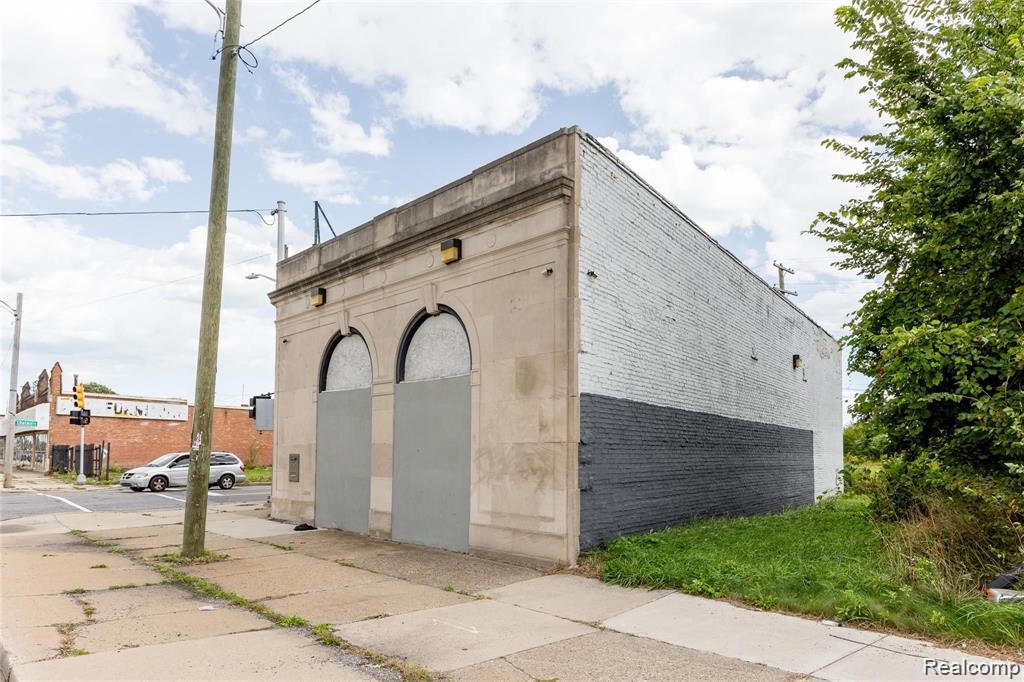 14350 Mack AVE