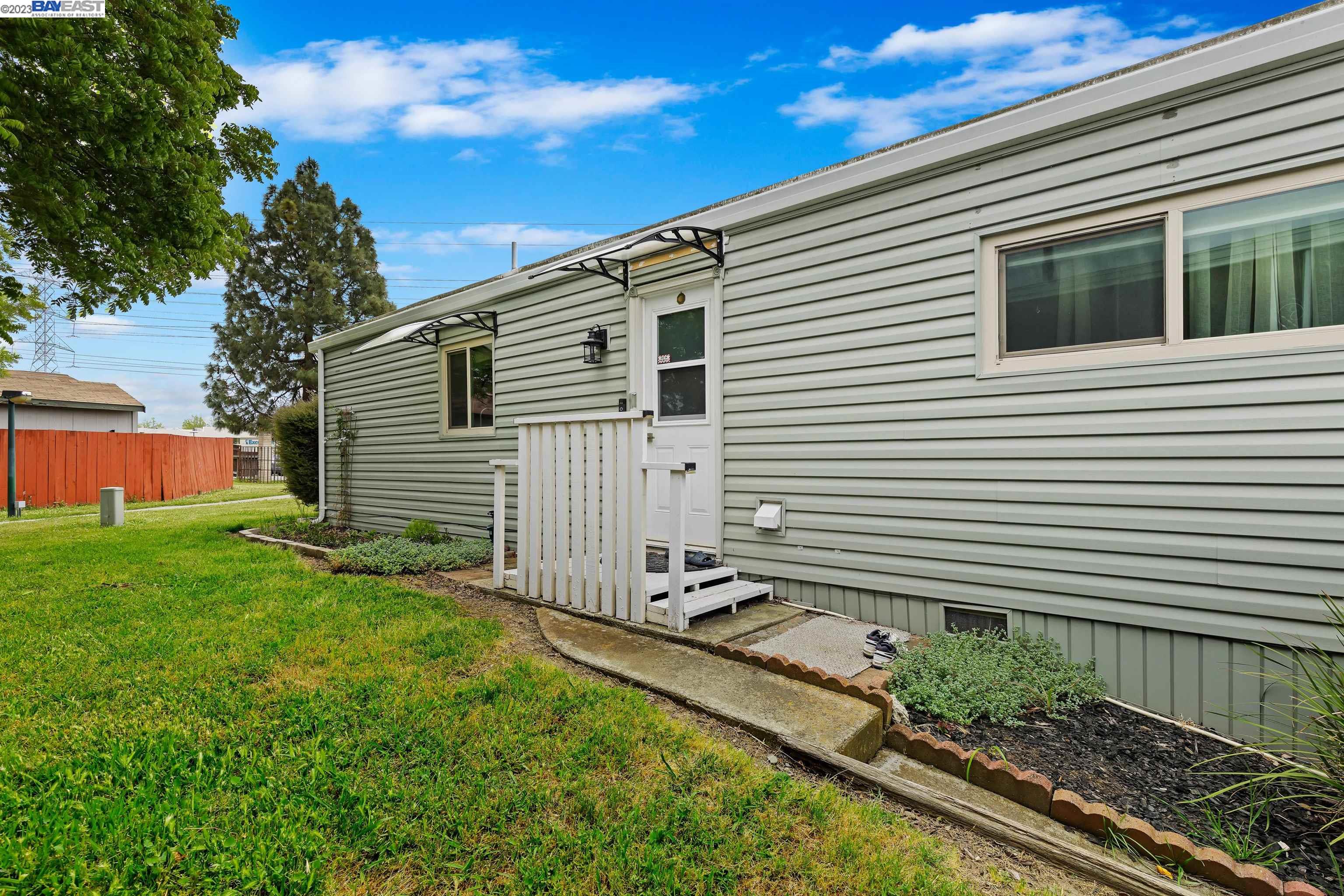 220 Manitoba Ter