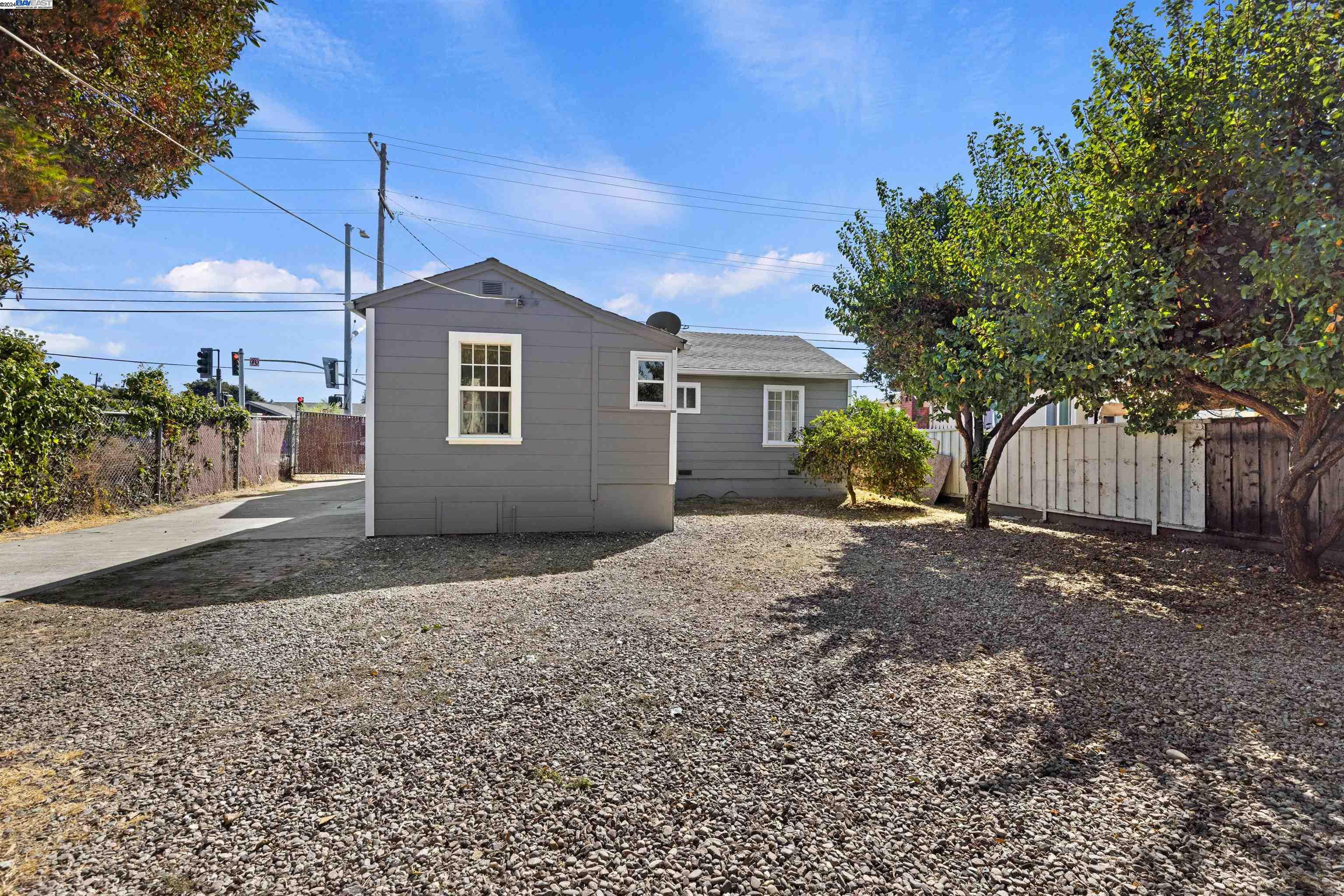 888 E Lewelling Blvd