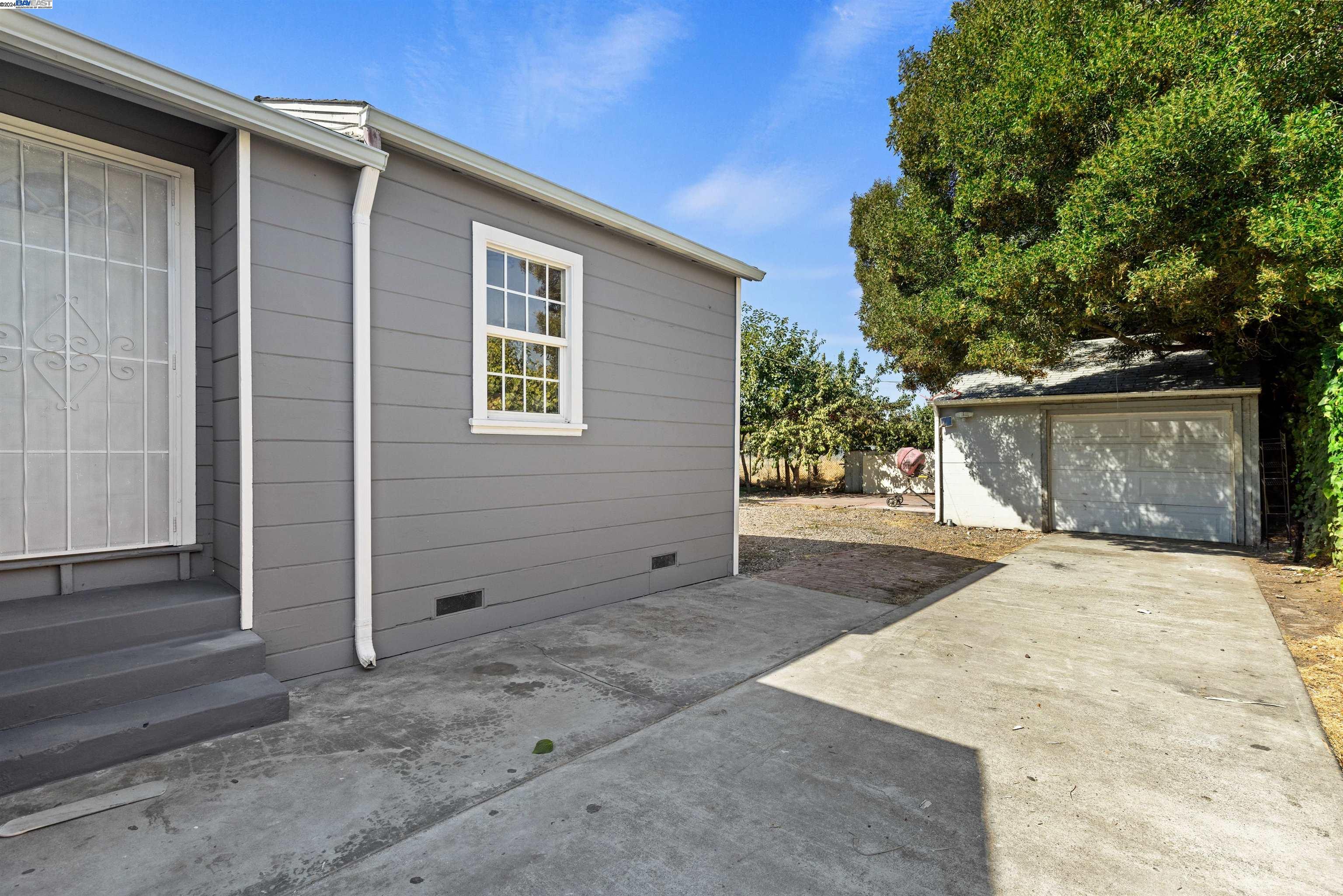 888 E Lewelling Blvd