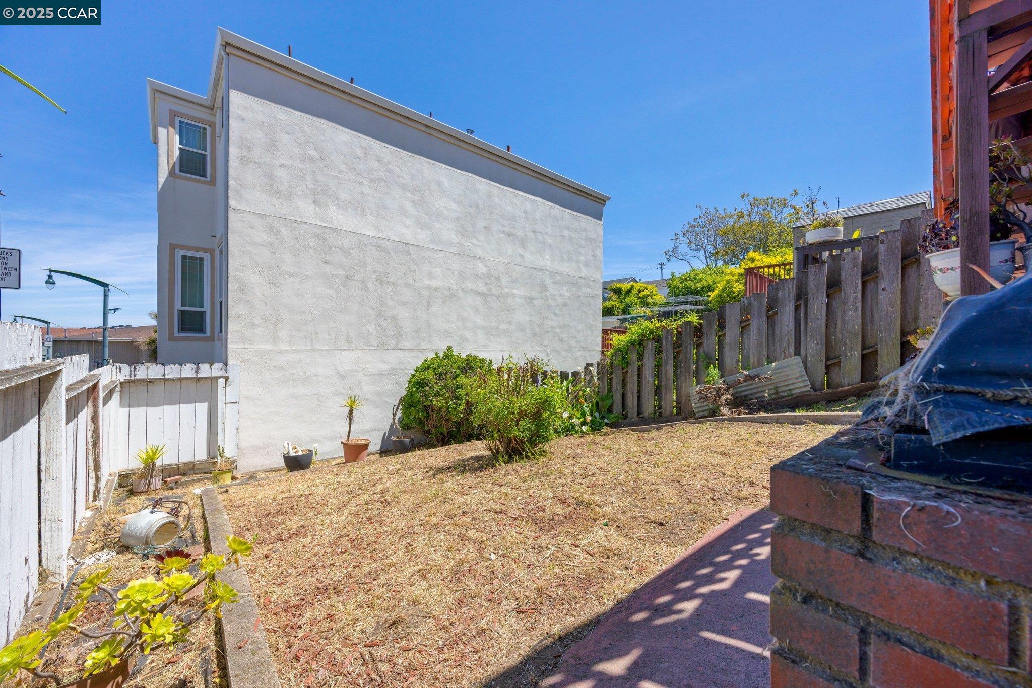 1048 Le Conte Ave