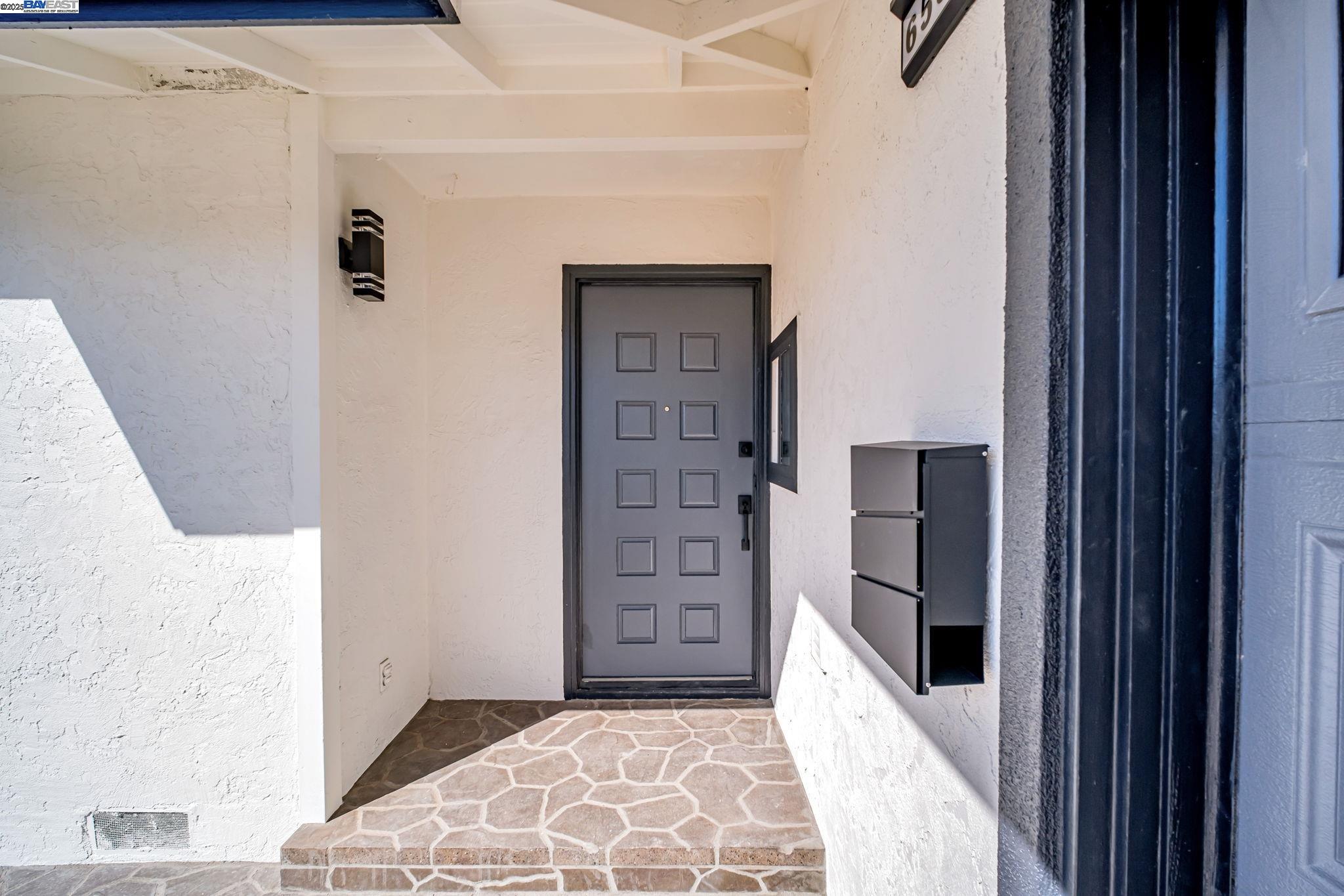 6588 Flanders Dr, Newark