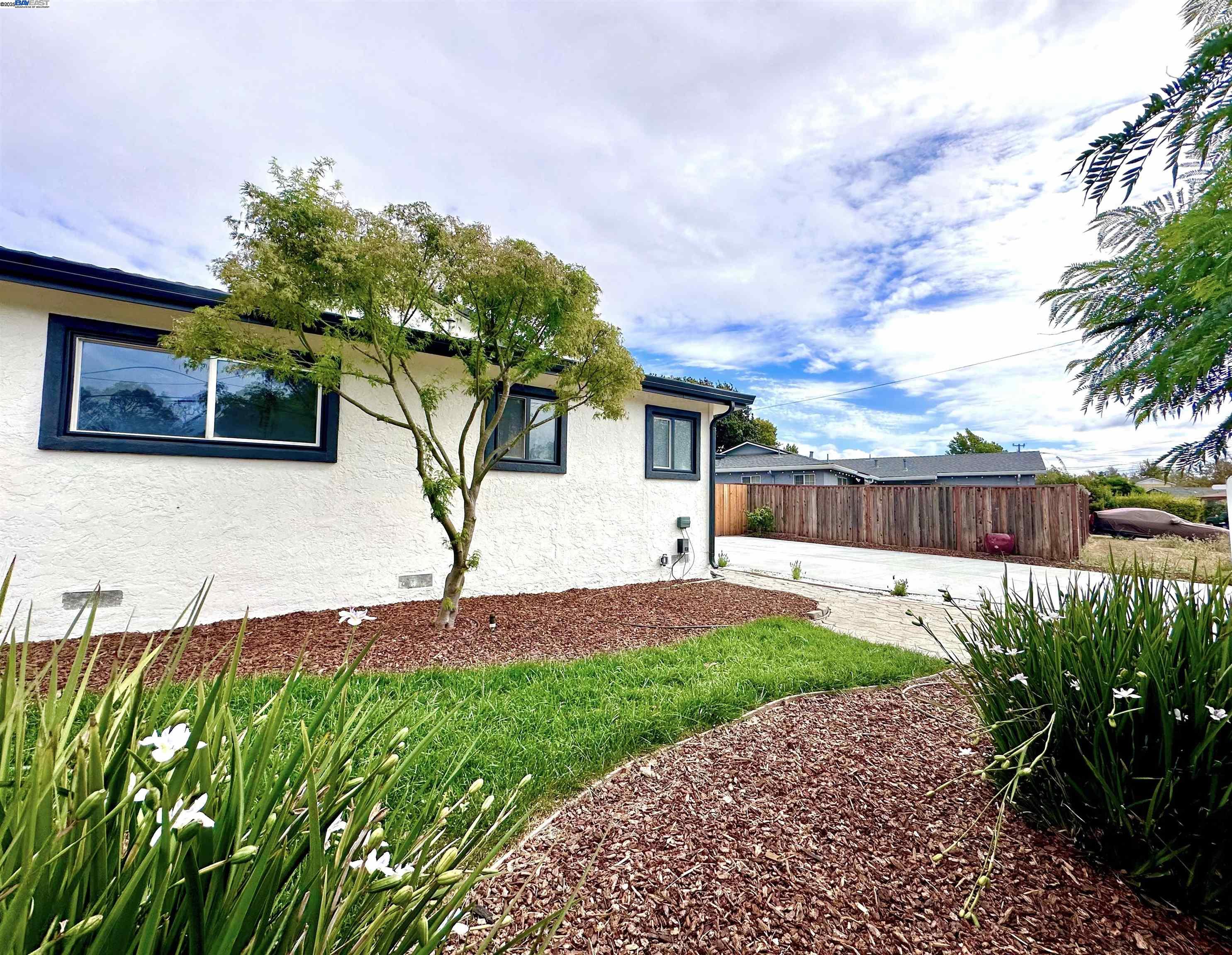 6588 Flanders Dr, Newark