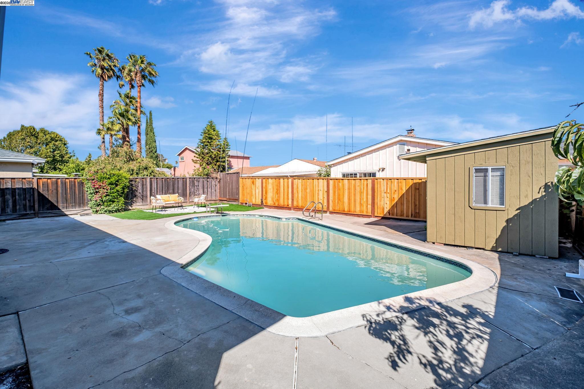 6588 Flanders Dr, Newark