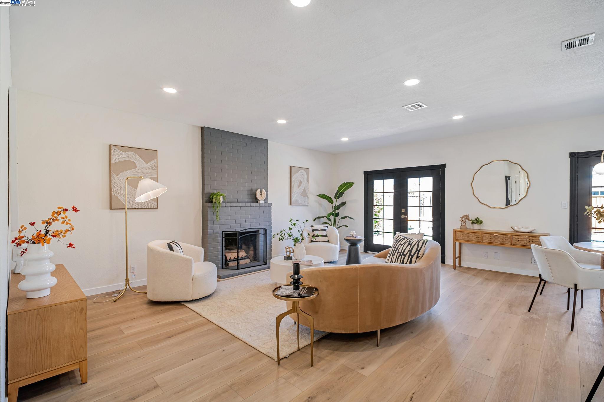 6588 Flanders Dr, Newark