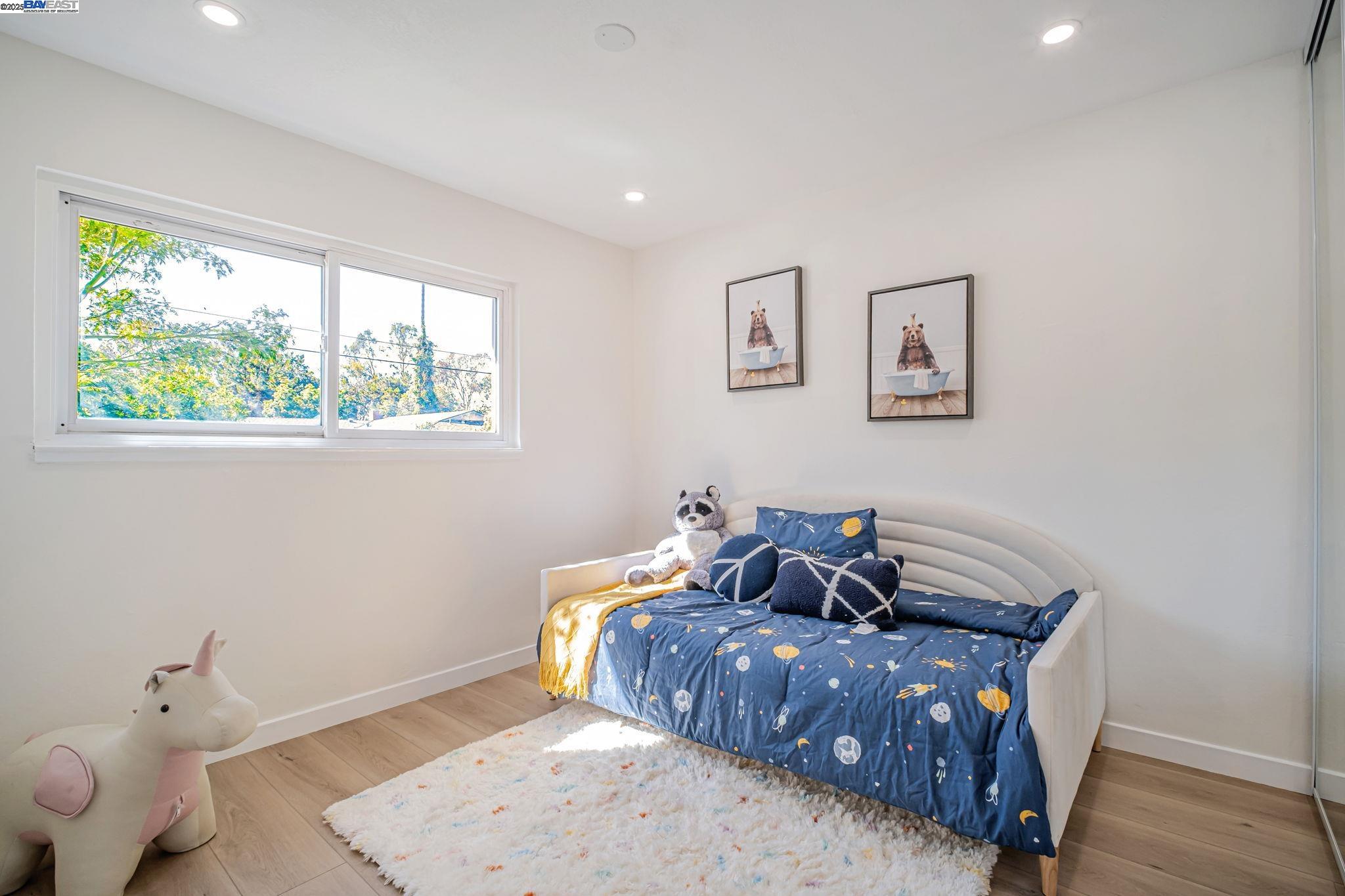 6588 Flanders Dr, Newark