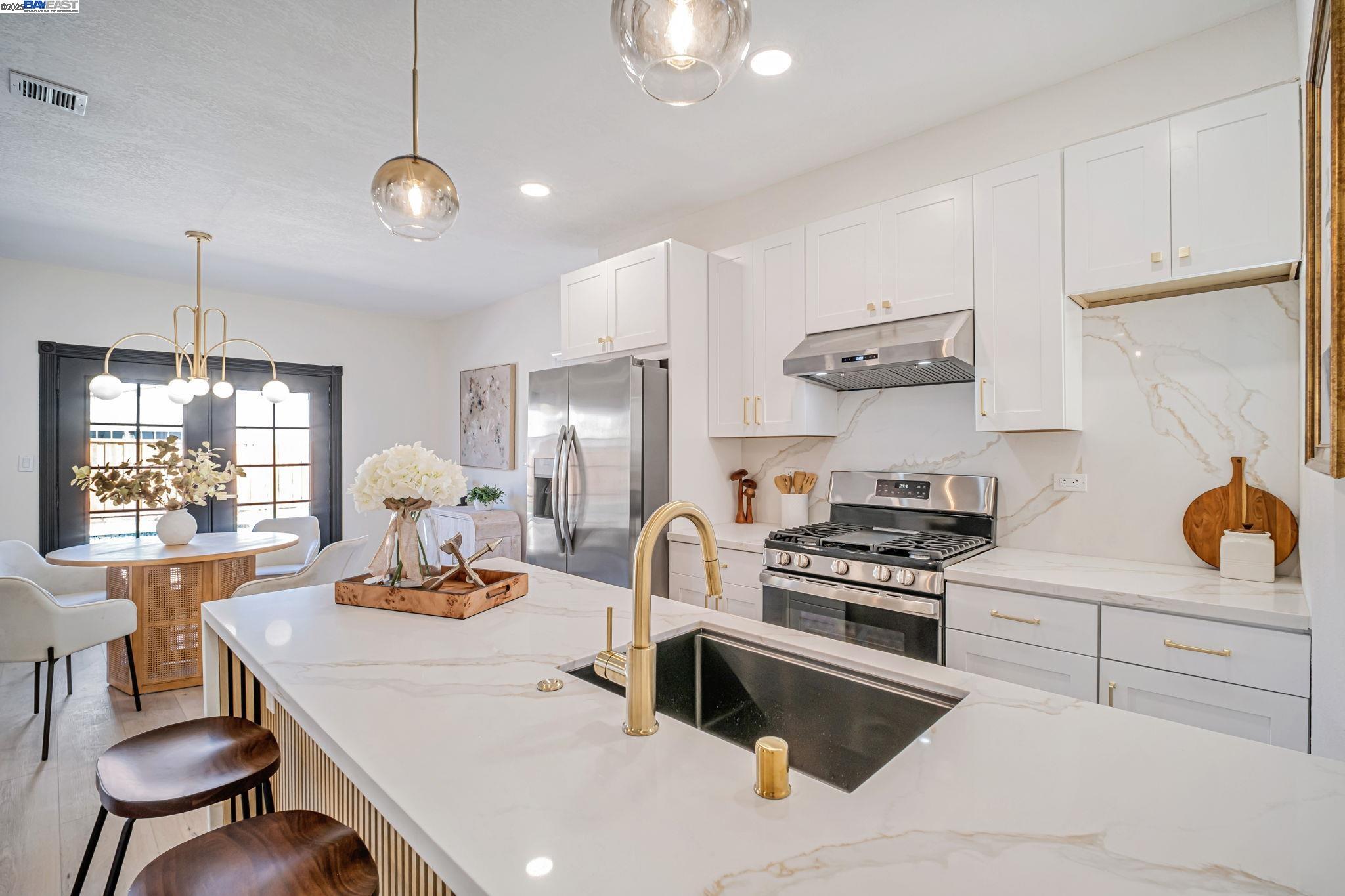 6588 Flanders Dr, Newark