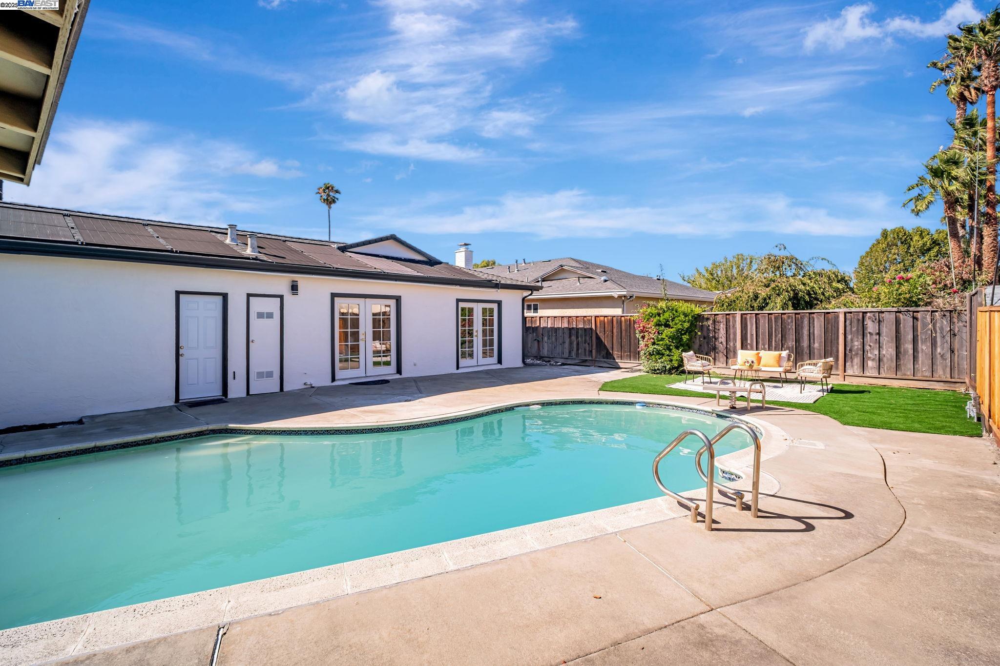 6588 Flanders Dr, Newark