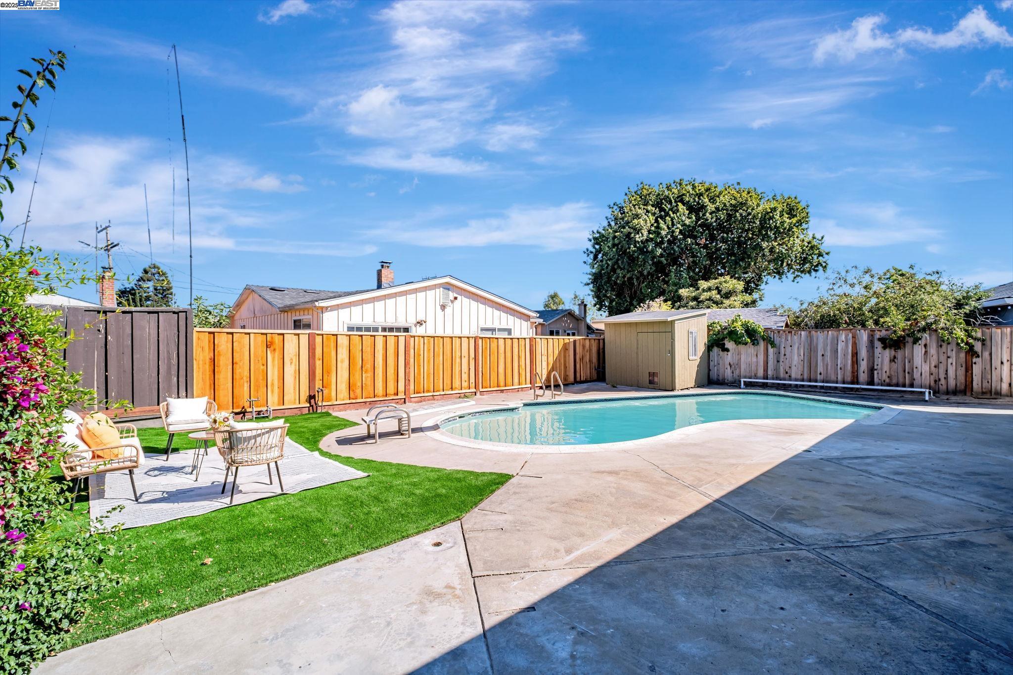 6588 Flanders Dr, Newark