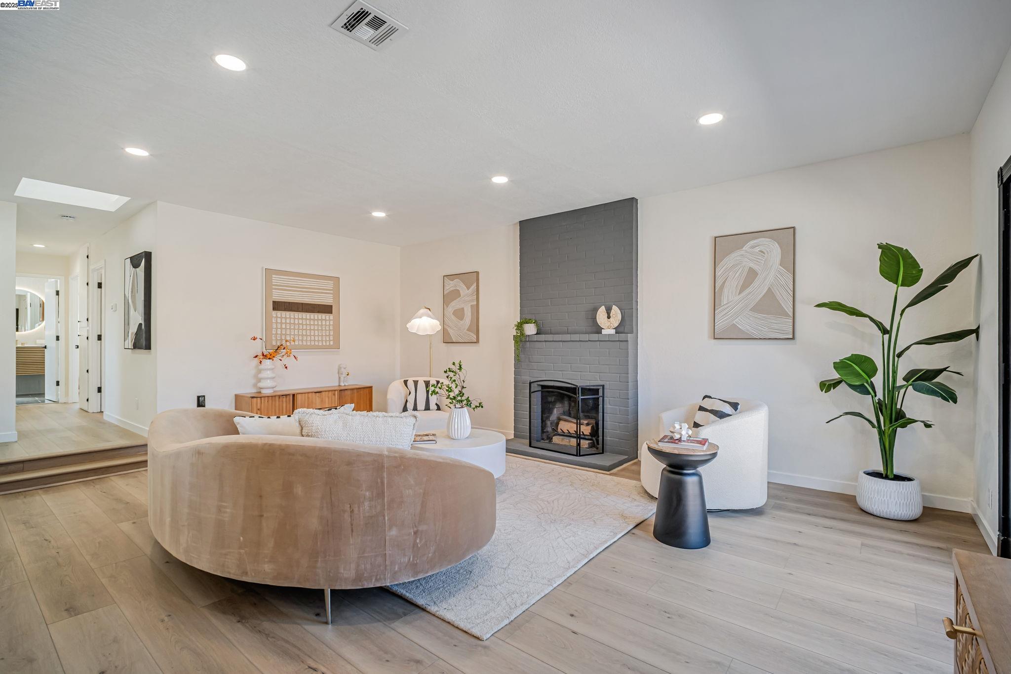 6588 Flanders Dr, Newark