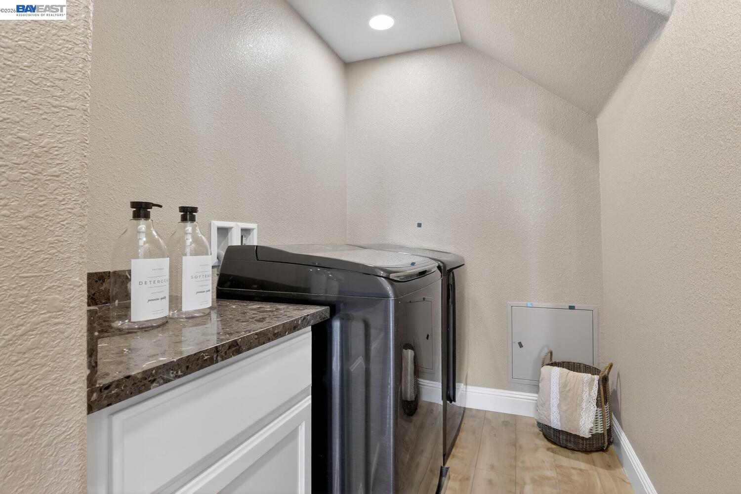 6523 Bayview Dr