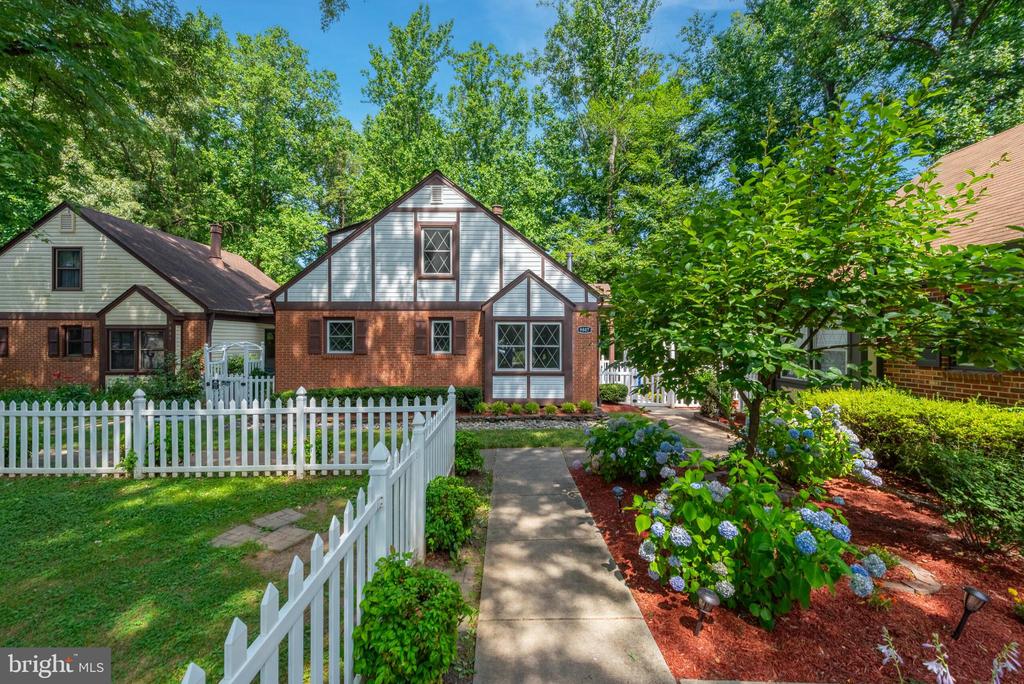 9807 Pebble Weigh Ct