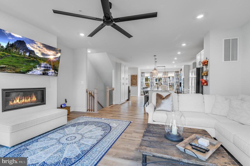 22796 Tawny Pine Sq