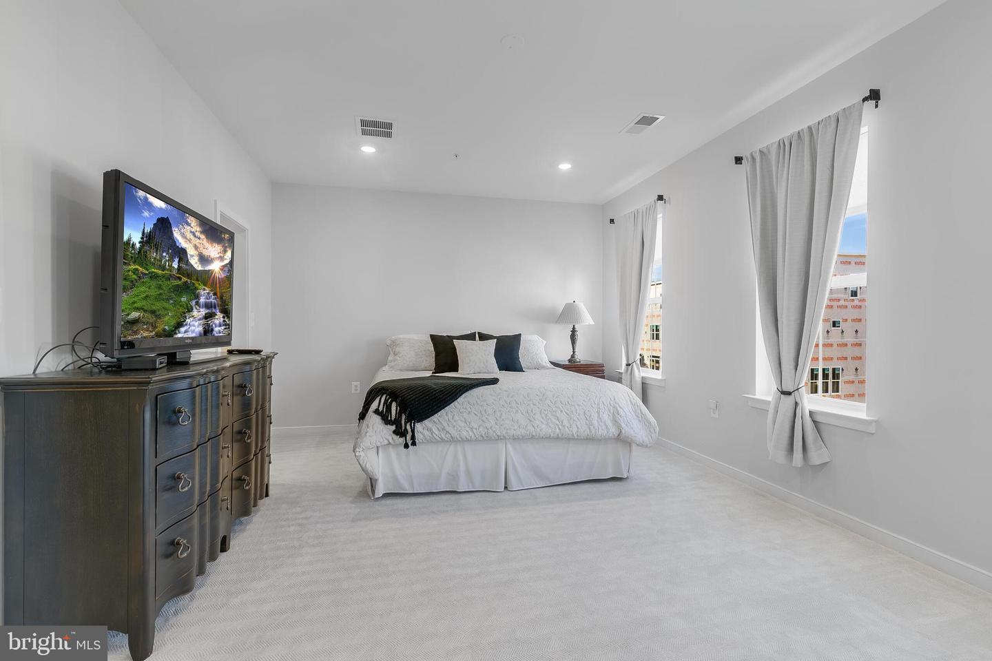 22796 Tawny Pine Sq