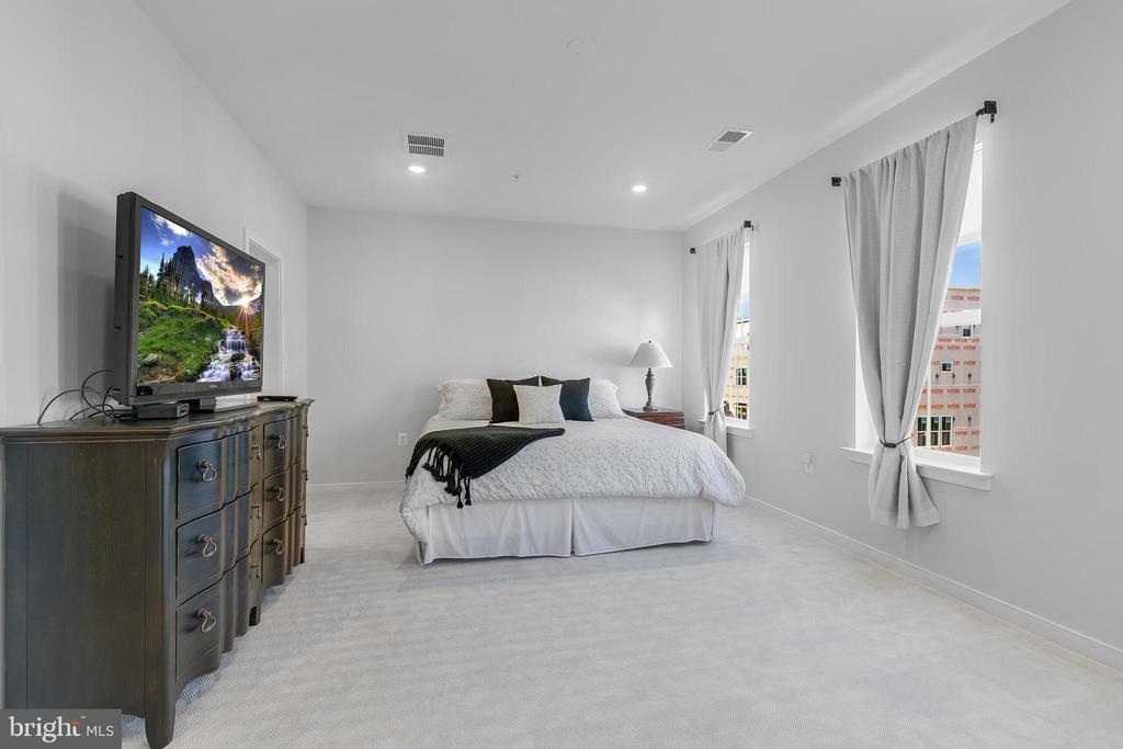 22796 Tawny Pine Sq