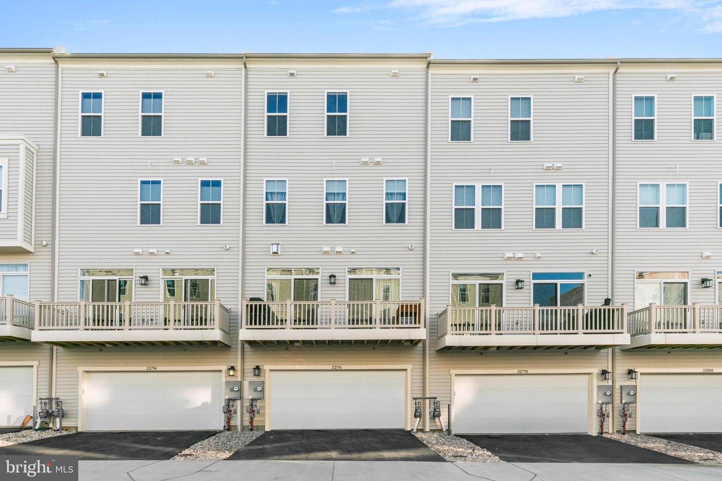22796 Tawny Pine Sq