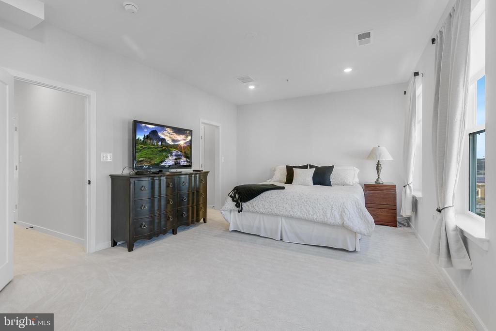 22796 Tawny Pine Sq
