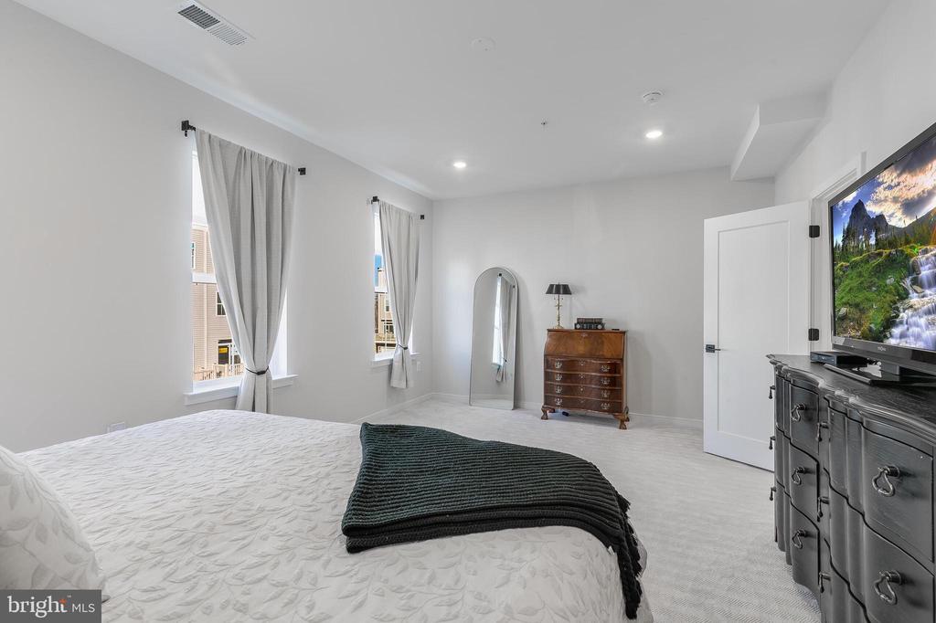 22796 Tawny Pine Sq