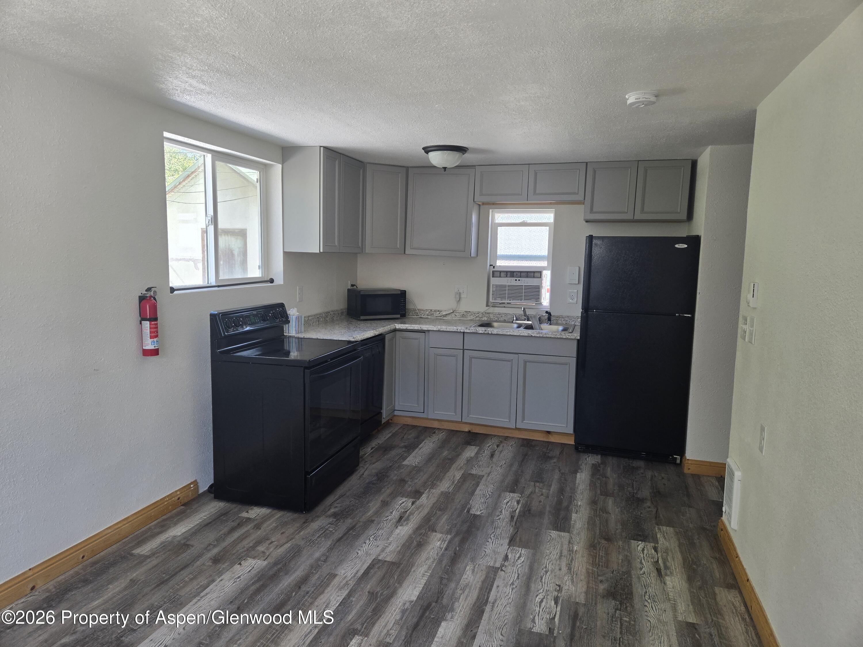 561 1/2 Barclay Street
