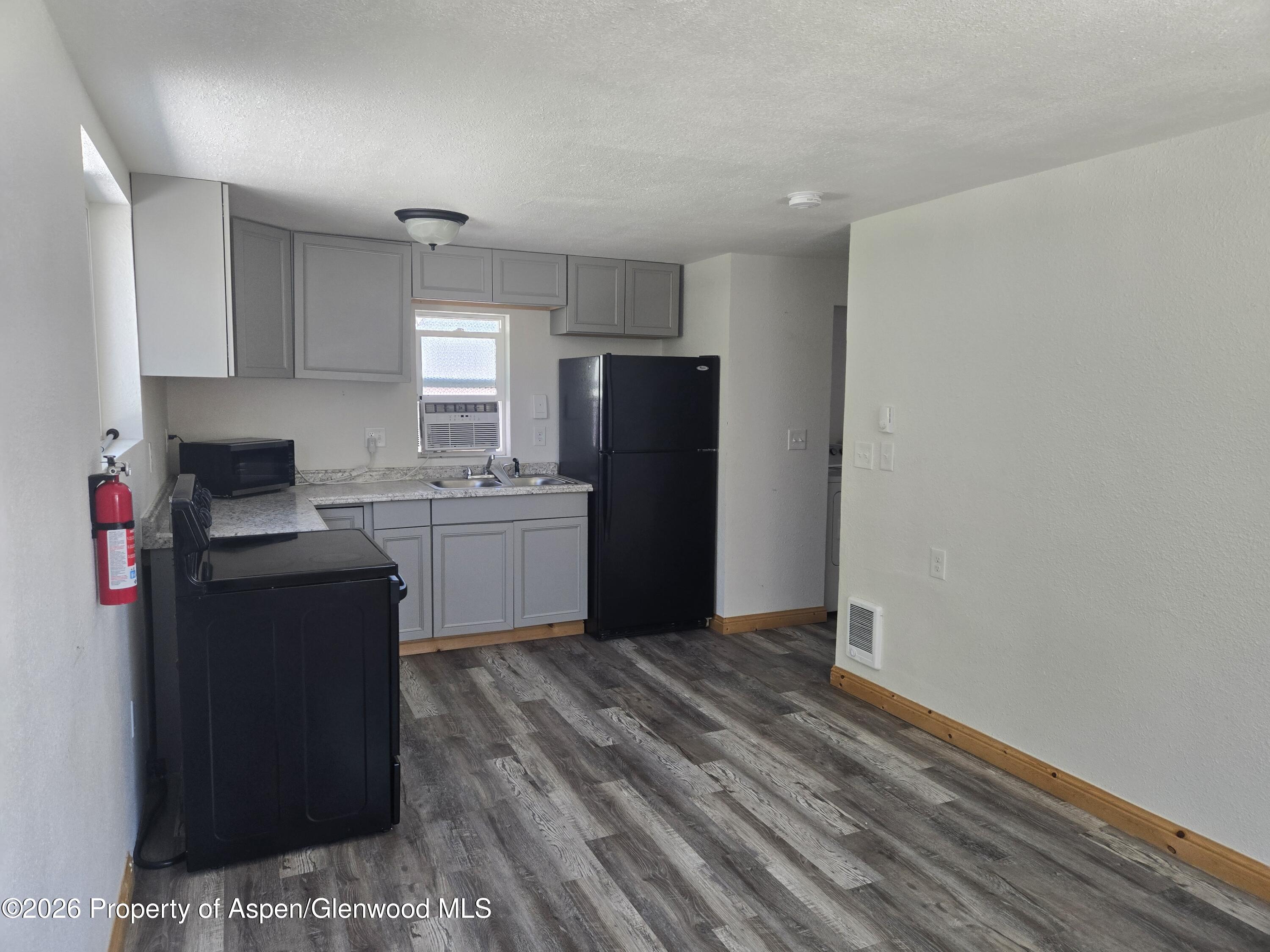 561 1/2 Barclay Street