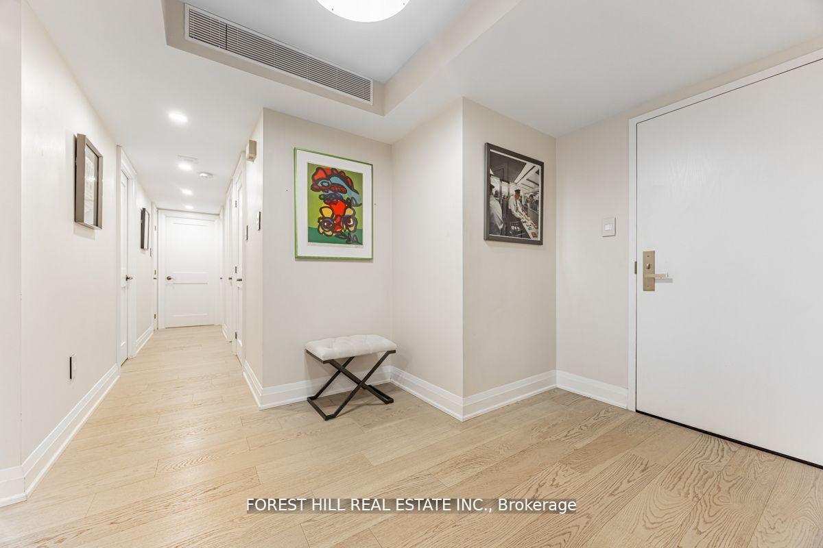 #201 - 900 Yonge Street, Toronto Unit: 201