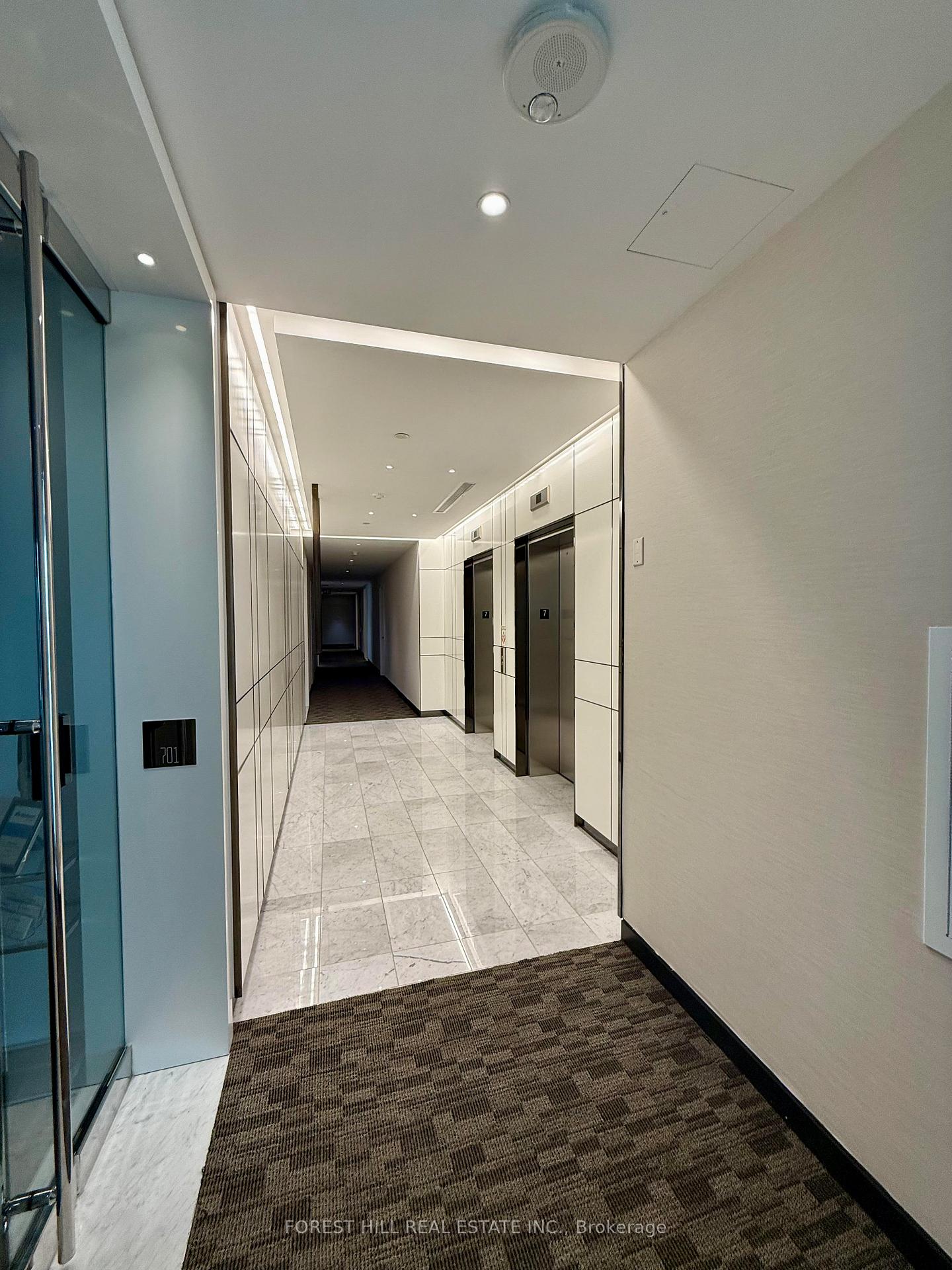 #707 - 7 St Thomas Street, Toronto Unit: 707