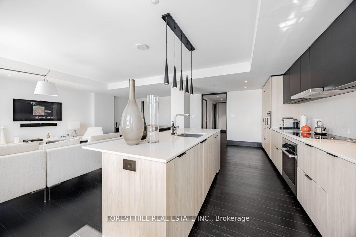 2 Avenue Road 1405, Toronto C02 Unit: 1405