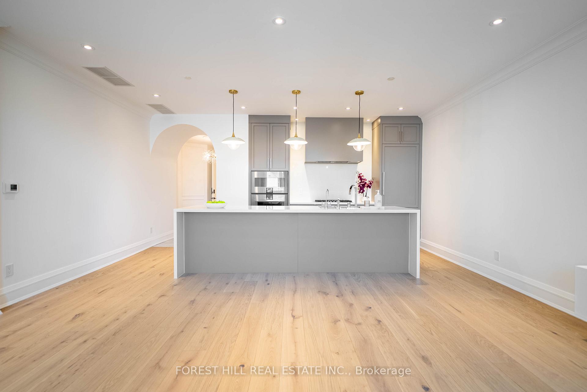 2010 Bathurst Street W #2C, Toronto C03 Unit: #2C
