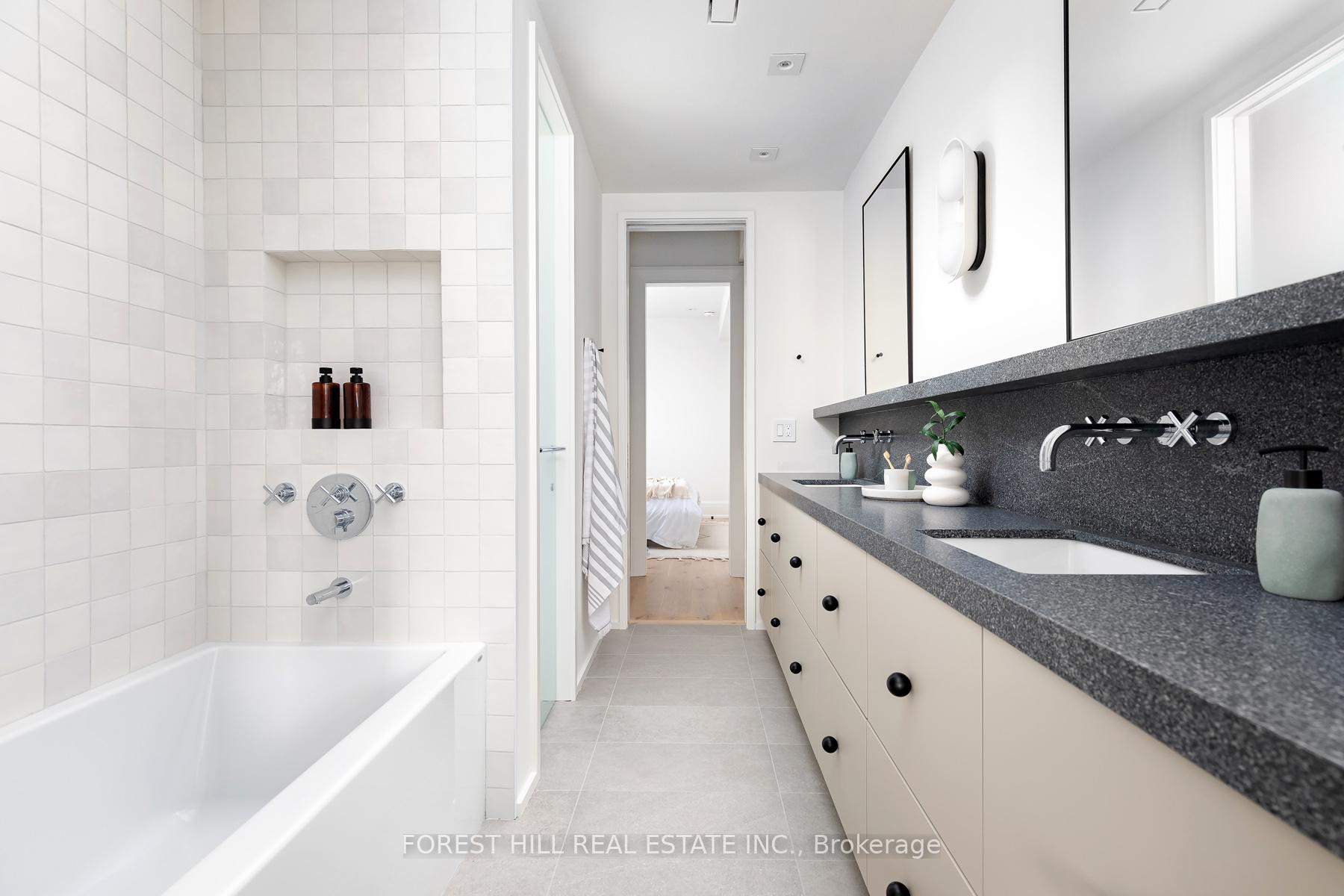 61 Foxley Street, Toronto C01