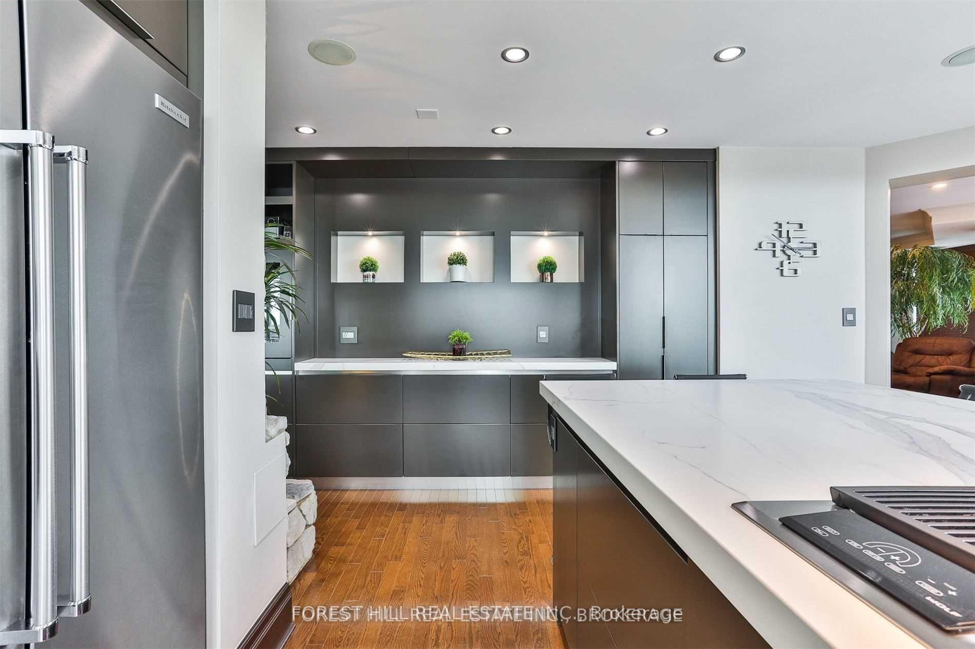 300 Bloor Street E 2701