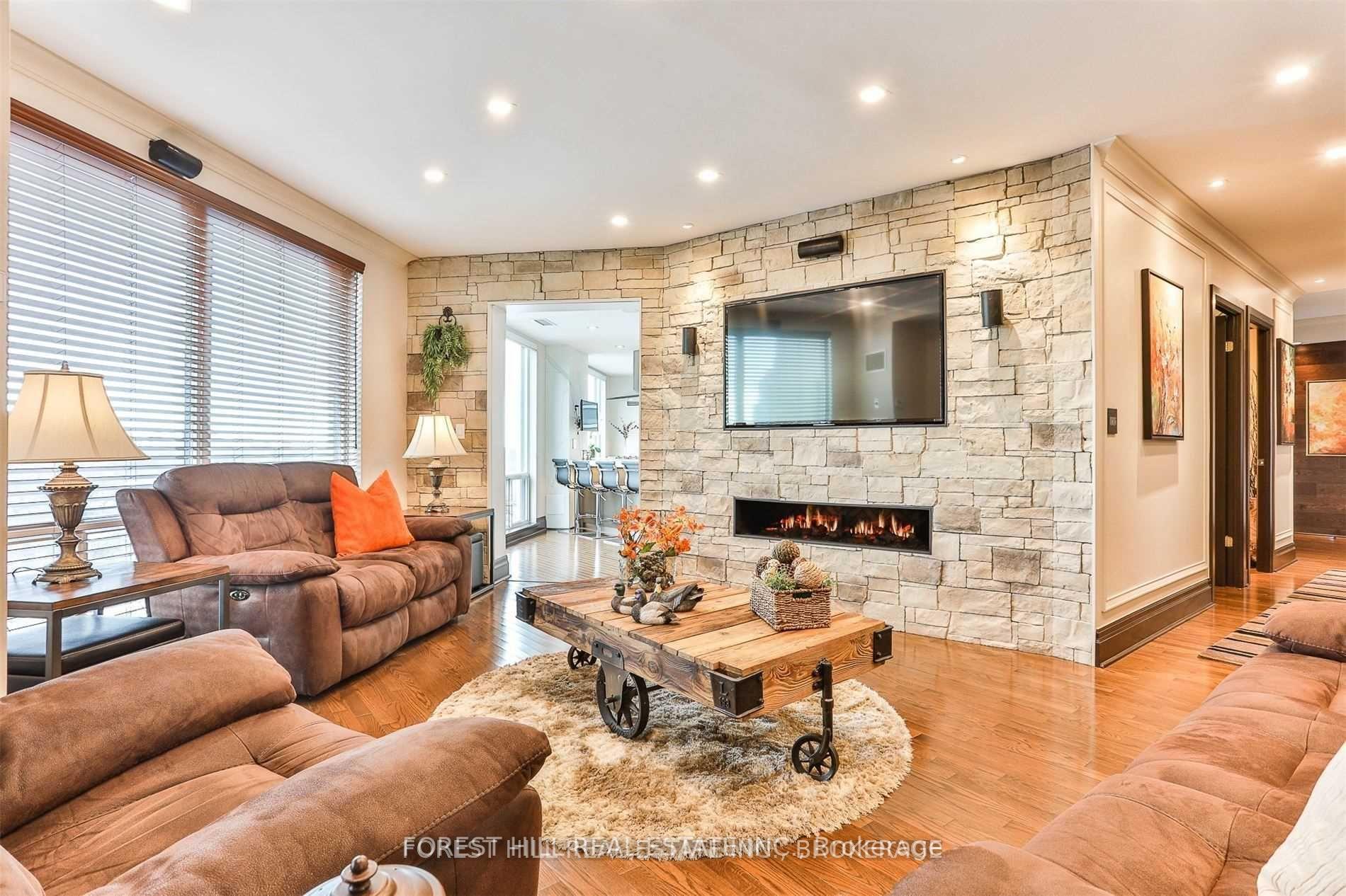 300 Bloor Street E 2701