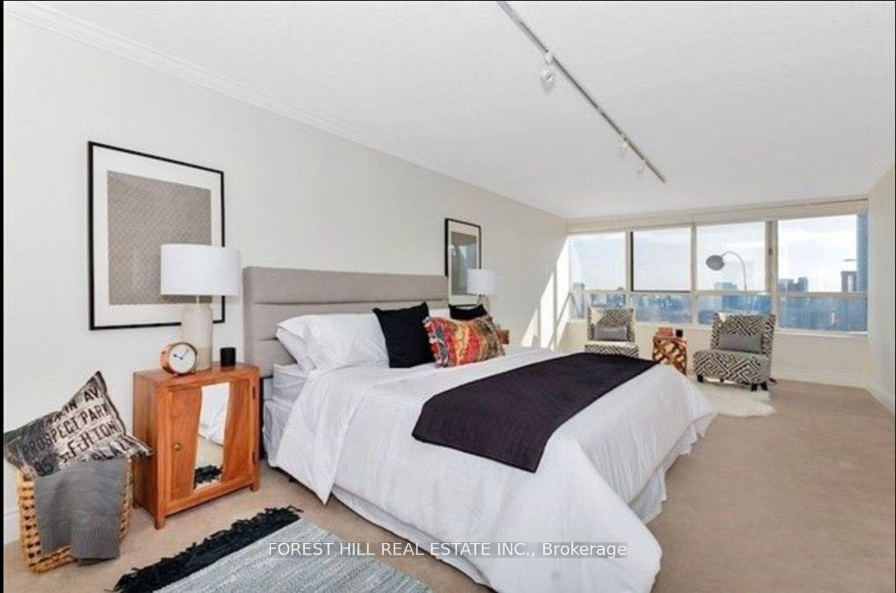 130 Carlton Street 1505