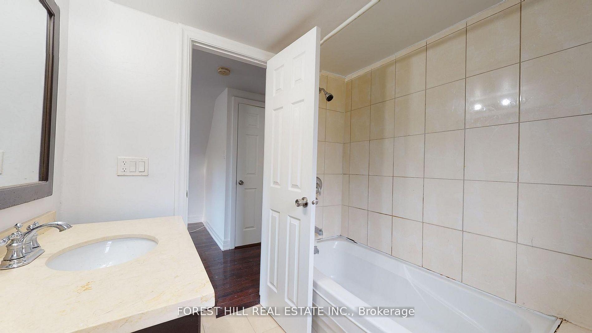 262 Poyntz Avenue 2nd floor