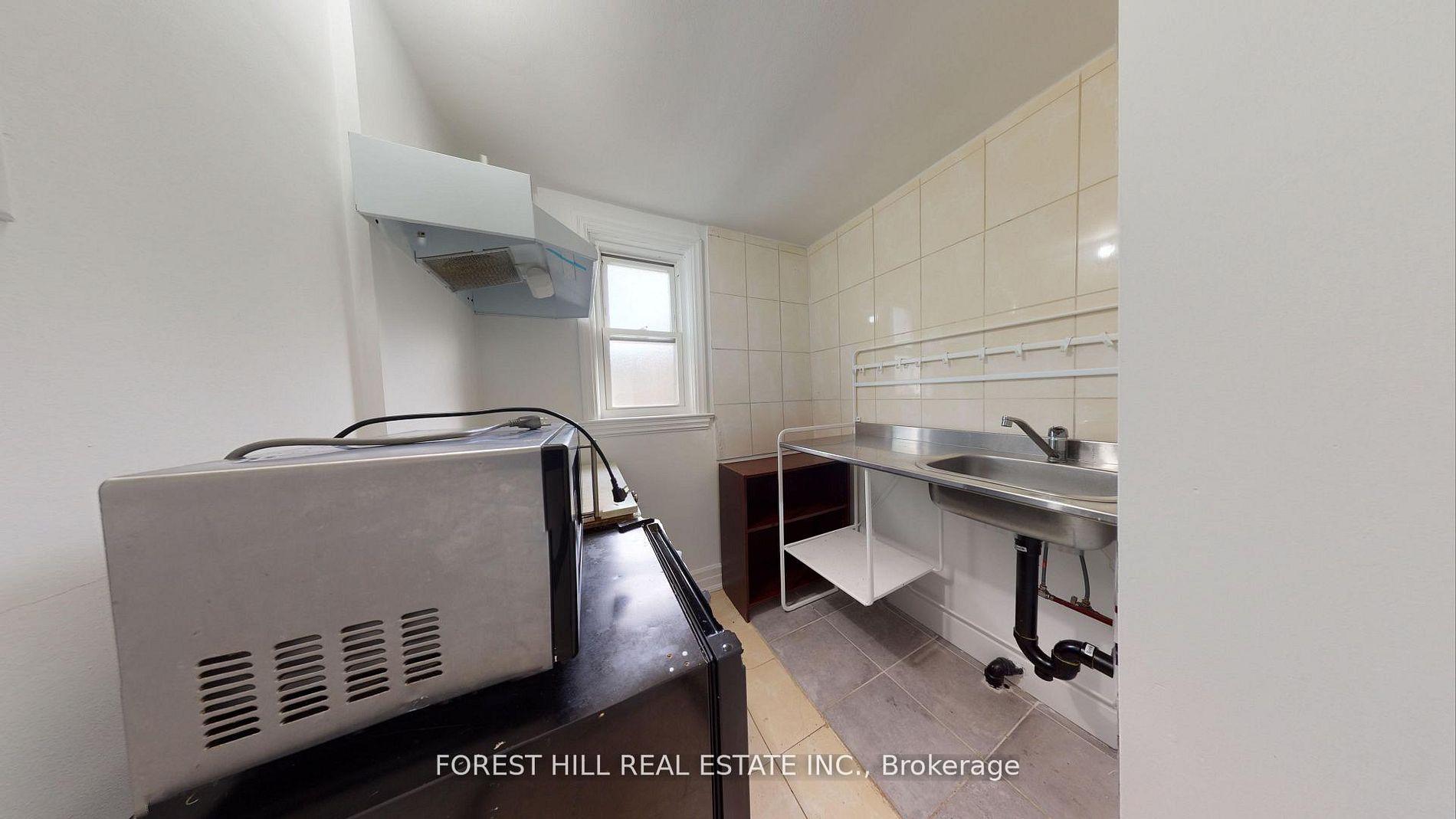 262 Poyntz Avenue 2nd floor