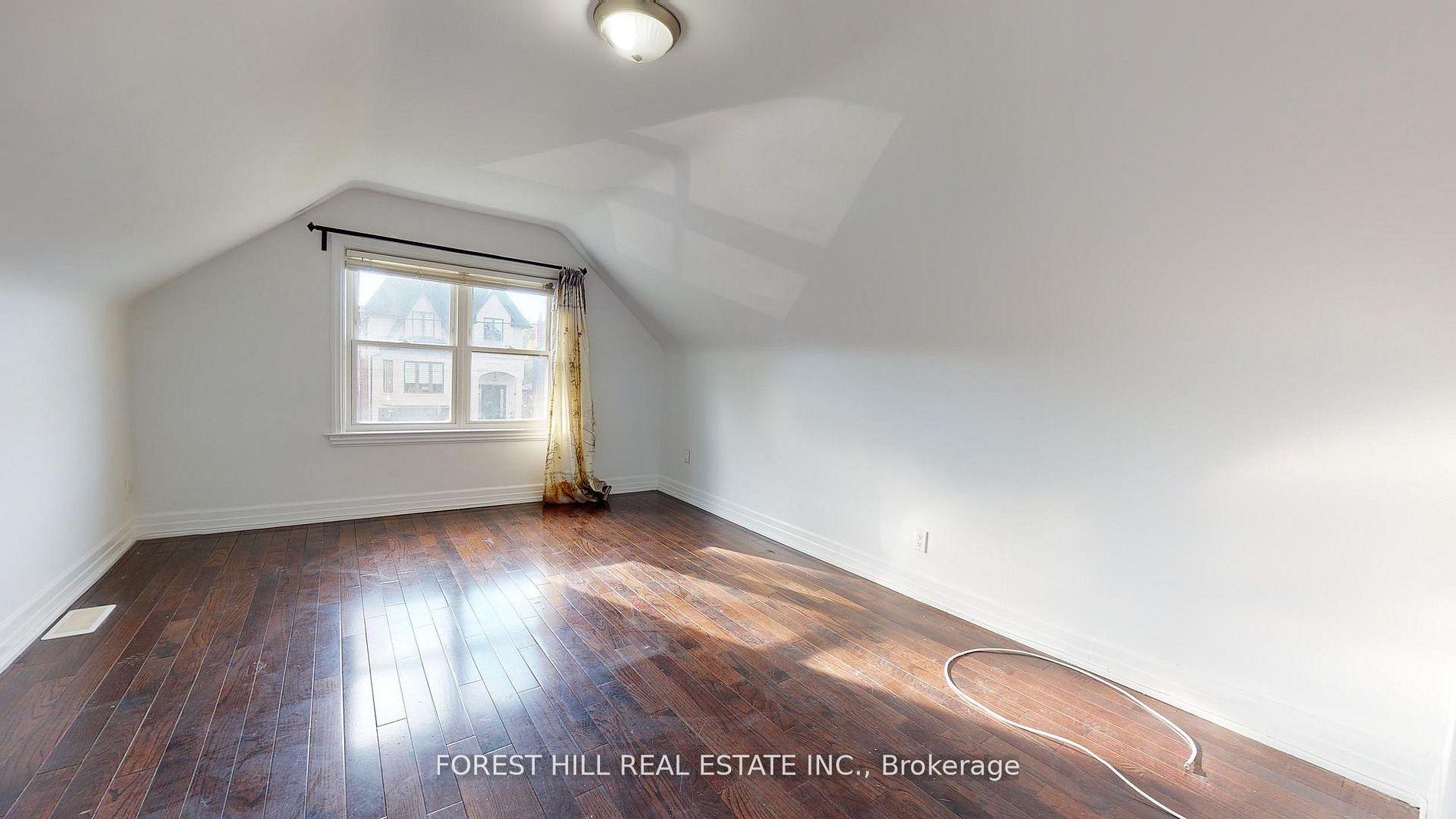 262 Poyntz Avenue 2nd floor