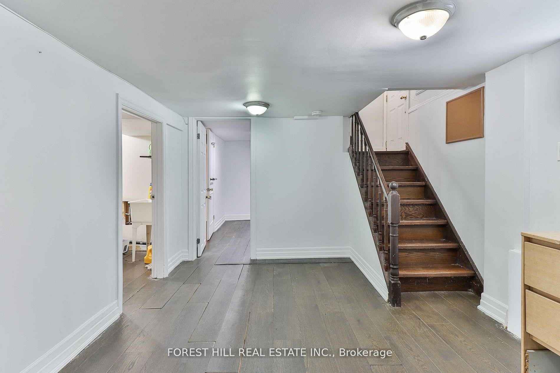 262 Poyntz Avenue 2nd floor