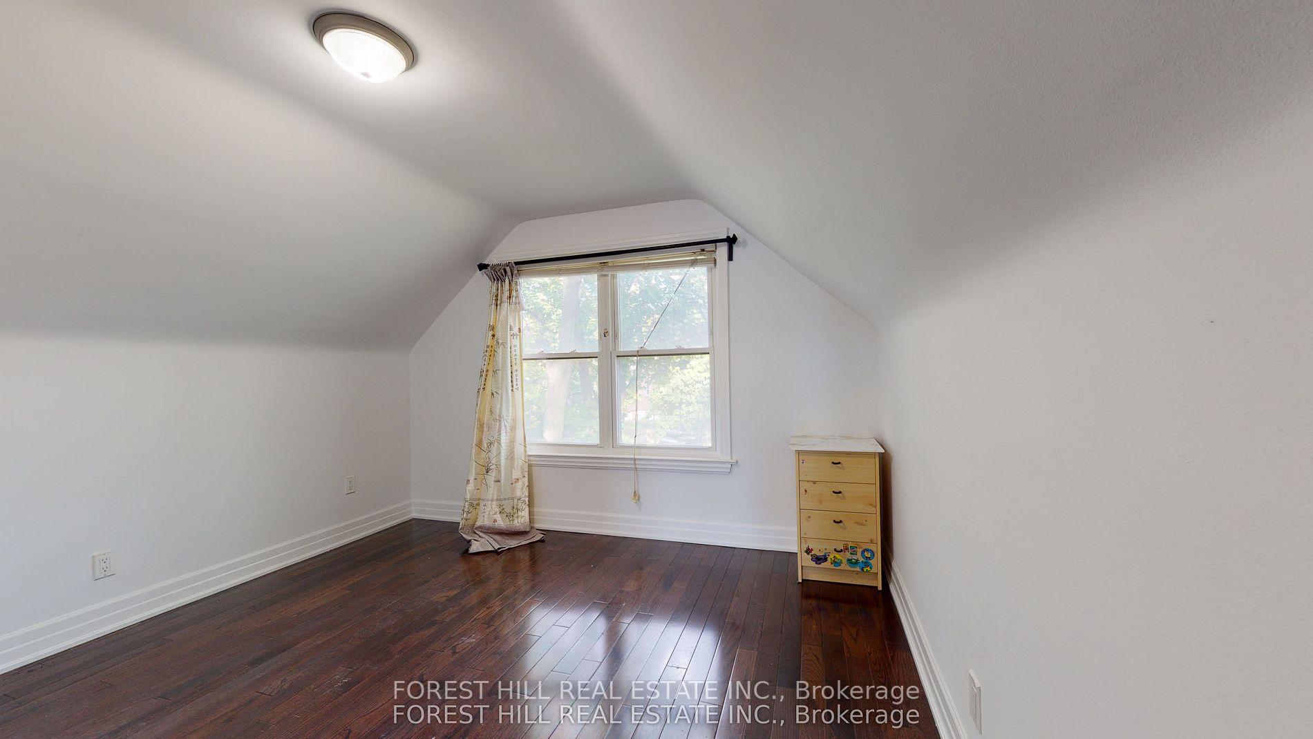 262 Poyntz Avenue 2nd floor
