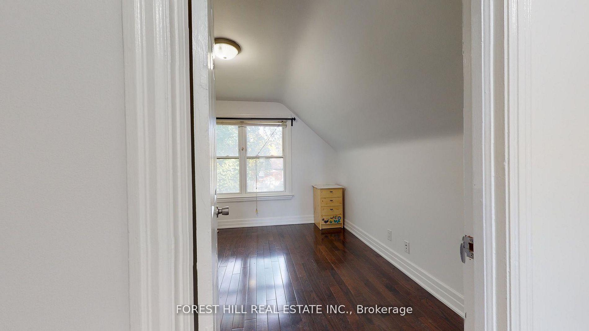 262 Poyntz Avenue 2nd floor