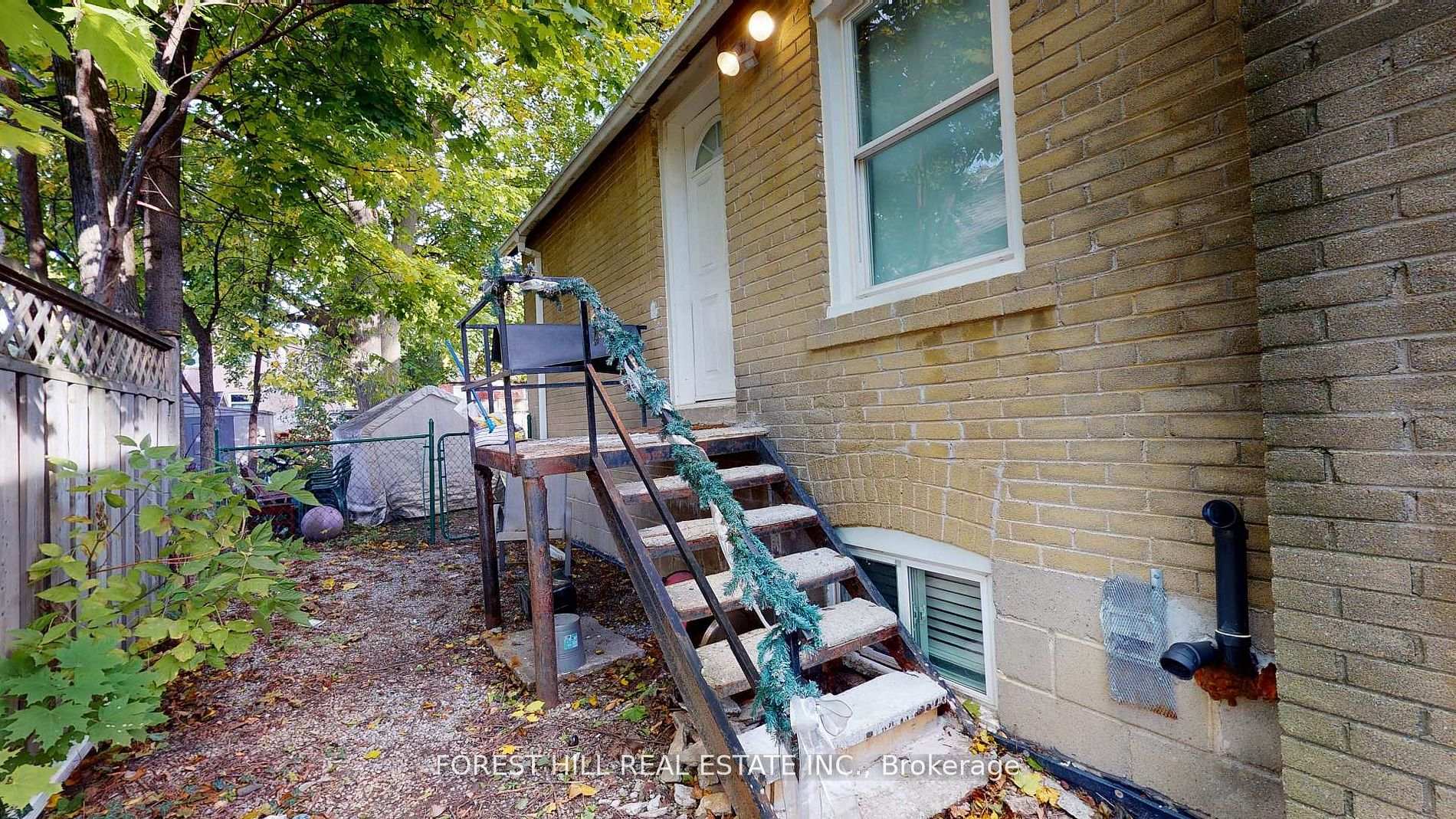 262 Poyntz Avenue 2nd floor