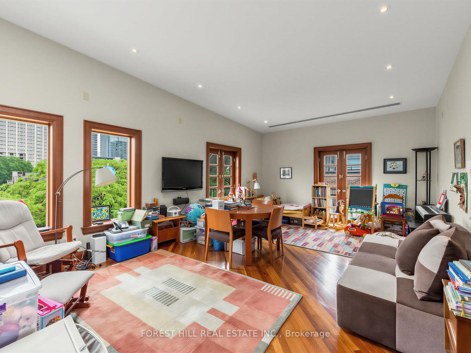 40 Hazelton Avenue PH10